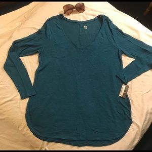 V neck rounded bottom long sleeve top